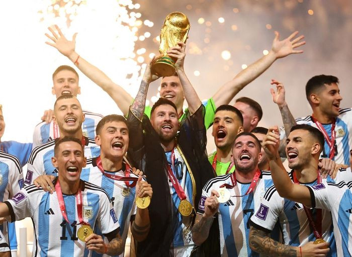 Nhìn lại khoảnh khắc Messi và dàn sao Argentina nâng cao cúp vàng World Cup 2022
